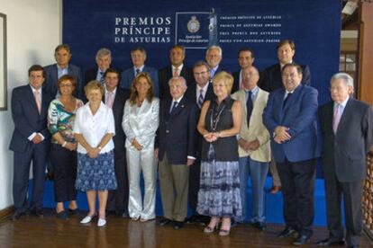 El Jurado del Premio Príncipe de Asturias de los Deportes 2006, presidido por el ex presidente del COI Juan Antonio Samaranch (centro), posa para los medios de comunicación antes de reunirse ayer en Oviedo.