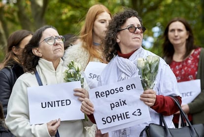 Dos mujeres en una marcha en recuerdo a Sophie Lionnet.