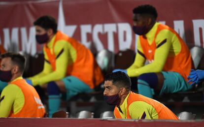 Los jugadores del FC Barcelona sentados en el banquillo con mascarillas en el estadio de Son Mix durante el partido que su equipo ha disputado contra el RCD Mallorca.