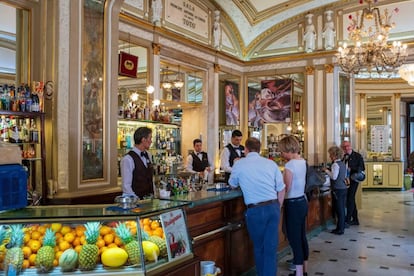 El interior del Gran Caffè Gambrinus, en Chiaia.