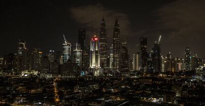 Vista de la ciudad de Kuala Lumpur durante la 'Hora del Planeta'.