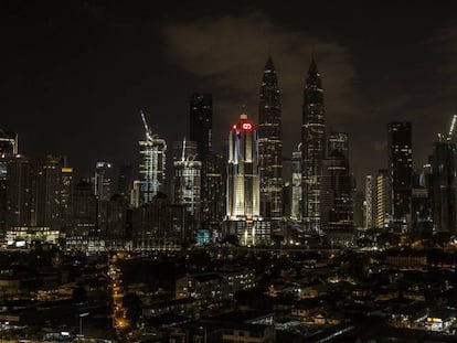 Vista de la ciudad de Kuala Lumpur durante la 'Hora del Planeta'.