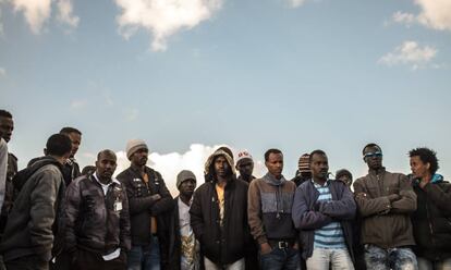 Un grupo de detenidos en el centro de internamiento para solicitantes de asilo africanos de Holot, situado en el desierto de Negev, en el sur de Israel.