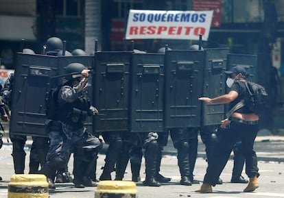 Manifestante enfrenta a polícia durante o protesto.