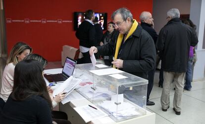 Militants votant a la seu del PSC.