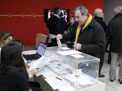 Militants votant a la seu del PSC.