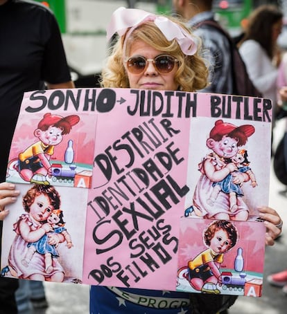 Manifestante contra Butler na porta do Sesc Pompeia, em S&atilde;o Paulo. 