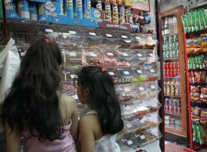 Dos niñas inmigrantes en una tienda de ultramarinos en Barcelona.