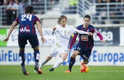 Luka Modric y Daniel García luchan por el balón.