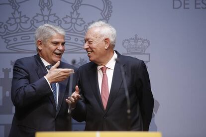 El ministro de Asuntos Exteriores, Alfonso Dastis, junto a su antecesor, Jos&eacute; Manuel Garc&iacute;a-Margallo (derecha).