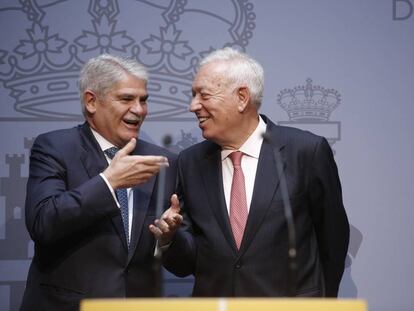 El ministro de Asuntos Exteriores, Alfonso Dastis, junto a su antecesor, Jos&eacute; Manuel Garc&iacute;a-Margallo (derecha).