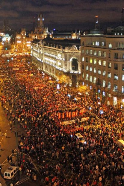 La manifestación convocada por los sindicatos en Madrid, a su paso por la calle de Alcalá.