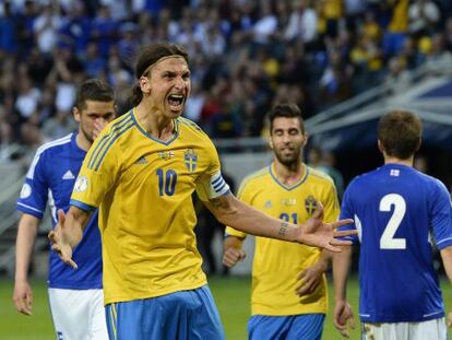 Ibrahimovic celebra su gol ante las Islas Feroe.