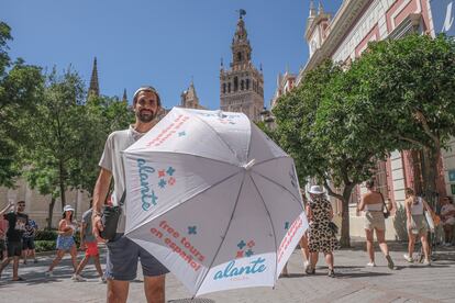 Francisco Rodríguez, guía turístico en Sevilla, con la Giralda al fondo.