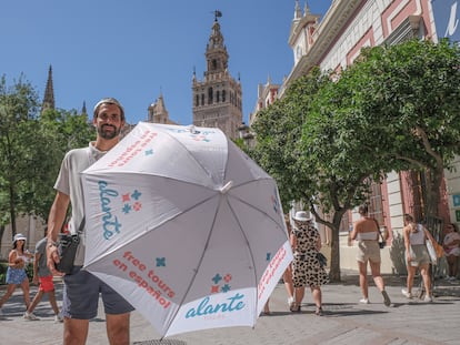 Francisco Rodríguez, guía turístico en Sevilla, con la Giralda al fondo.