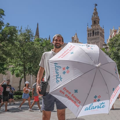 Sevilla 04/07/22   Reportaje 'verano precario', perfil de un guía turístico de Sevilla.  Se llama Francisco. foto.Alejandro Ruesga