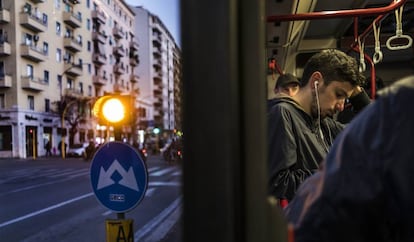 Un joven en un autobús en Roma.