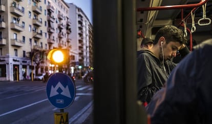 Un joven en un autob&uacute;s en Roma.