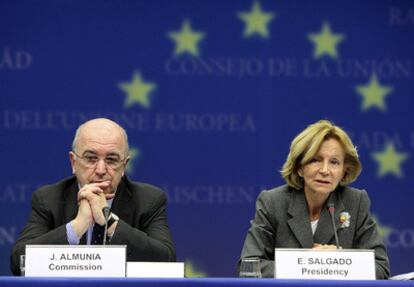 Elena Salgado y Joaquin Almunia, durante la rueda de prensa tras el Ecofin.