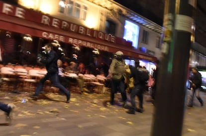Varias personas corren después de escuchar explosiones o tiros cerca de la plaza de la República en París.