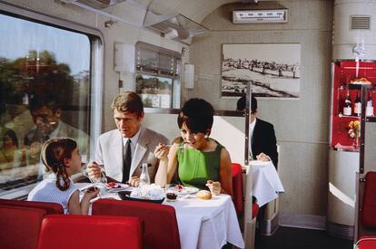 El vagón restaurante de un tren Capitole, en la Francia de 1966.