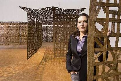 Cristina Iglesias en el Museo Ludwig, entre las piezas de su obra &#39;Tres corredores colgantes&#39;.