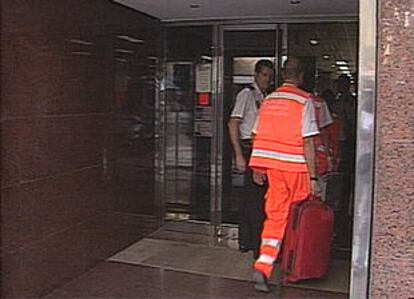Un miembro del SAMU accede al interior de la oficina bancaria para atender a los rehenes.