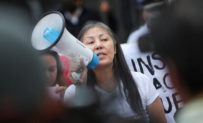 Una activista en la protesta frente a la secretaría de Gobernación en Ciudad de México, este miércoles.