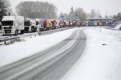 Respecto a la cota de nieve, la AEMET señala que se situará entre 800 y 1.200 metros en el cuadrante noroeste y Sistema Ibérico, 900-1.400 en Pirineos y 1.000-1.200 m en el sureste. En la imagen, decenas de camiones han quedado atascados en la autovía A-15, a la altura de Lecumberri.