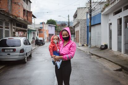 Vitória Pereira e o filho Arthur, de 9 meses, enquanto aguardam a marmita.