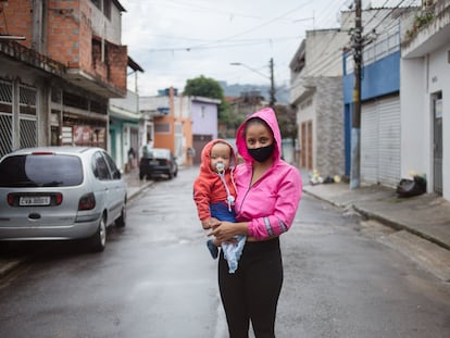 Vitória Pereira e o filho Arthur, de 9 meses, enquanto aguardam a marmita.