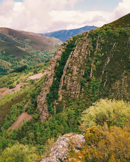 Vistas desde el Miradoiro de Murias de Rao (Os Ancares) a la Pena do Funcidio, donde se puede contemplar la Alvariza de mismo nombre que forma parte del proyecto Aluariça.