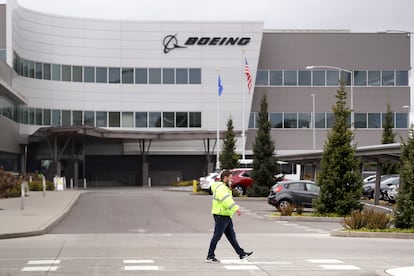 Un empleado pasa ante de la factoría de Boeing en Everett (Washington, EE UU), el pasado martes.