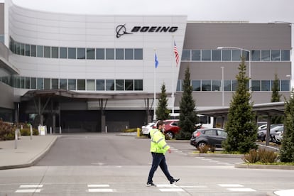 Funcionário passa diante da fábrica da Boeing em Everett (Washington, EUA), na terça-feira passada.