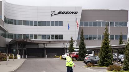 Un empleado pasa ante de la factoría de Boeing en Everett (Washington, EE UU), el pasado martes.