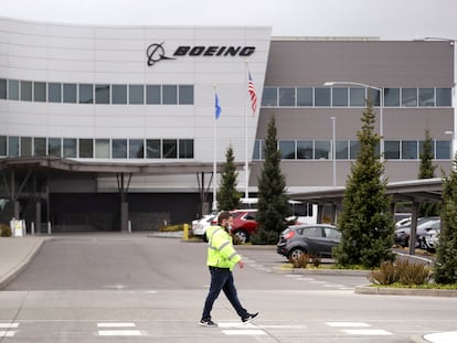 Funcionário passa diante da fábrica da Boeing em Everett (Washington, EUA), na terça-feira passada.