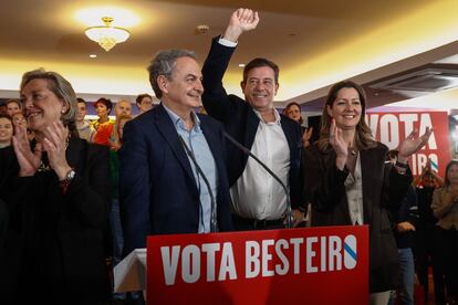 El candidato socialista a la presidencia de la Xunta, José Ramón Gómez Besteiro (con la mano levantada), y el expresidente del Gobierno José Luis Rodríguez Zapatero, durante un acto este martes en Lugo.