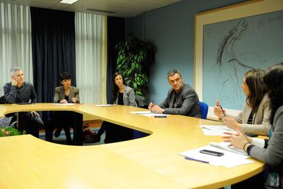 En el centro, Jonan Fernández, secretario de Paz y Convivencia del Gobierno vasco, durante la reunión con representantes de las Diputaciones y Eudel.