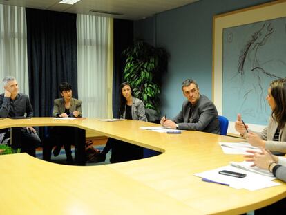 En el centro, Jonan Fernández, secretario de Paz y Convivencia del Gobierno vasco, durante la reunión con representantes de las Diputaciones y Eudel.