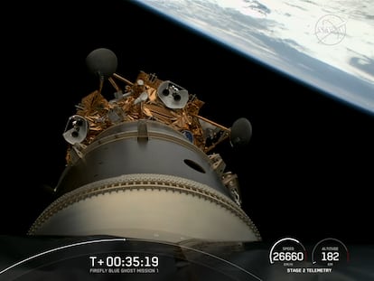Los módulos lunares momentos antes de desplegarse en el espacio.