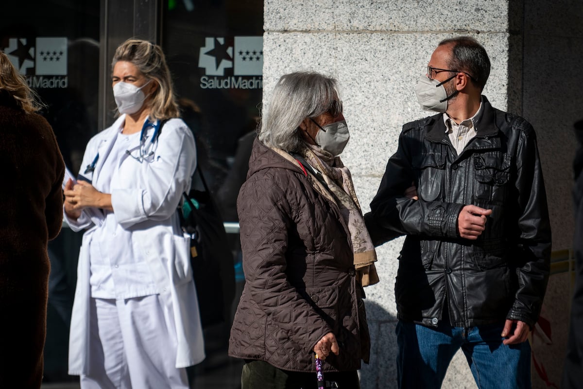 Sanidad y las comunidades pactan recomendar llevar mascarilla a la población con síntomas gripales | Sociedad