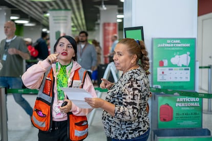 Una empleada de Viva Aerobús auxilia a los pasajeros que aguardan en la Terminal 1 del Aeropuerto Internacional Benito Juárez.