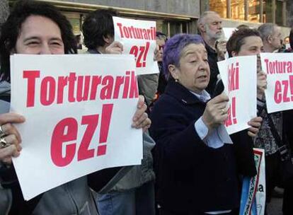 Concentración contra la tortura tras la detención del presunto etarra Portu.