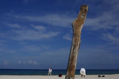 Men pose for a picture on a beach in Cancun, August 11, 2015. In the high season from about December to early April, tourists from the United States, Europe and further afield crowd the resort to swim and snorkel off usually pristine white beaches, party in the resort's many nightclubs and play golf. Cancun is also popular with Mexicans.  REUTERS/Edgard Garrido   TPX IMAGES OF THE DAYPICTURE 10 OF 34 FOR WIDER IMAGE STORY 'EARTHPRINTS: CANCUN'SEARCH 'EARTHPRINTS CANCUN' FOR ALL IMAGES      TPX IMAGES OF THE DAY     