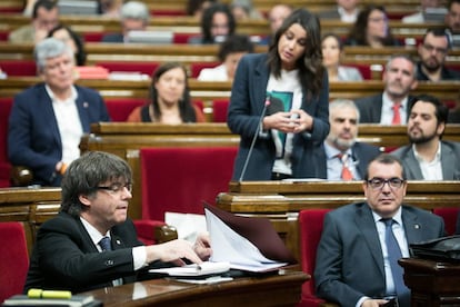 El presidente Carles Puigdemont, en el Parlament.