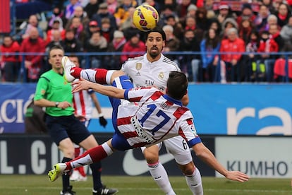 Saúl Niguez pelea por el balón en una jugada del partido.