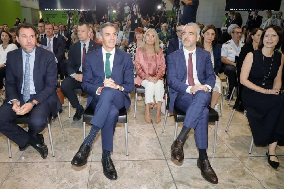 El presidente del Gobierno, Pedro Sánchez, entre  el ministro de Transportes, Óscar Puente, y el presidente de Aena, Maurici Lucena, esta mañana en el aeropuerto de Alicante, donde han presentado el nuevo plan de inversiones de Aena.