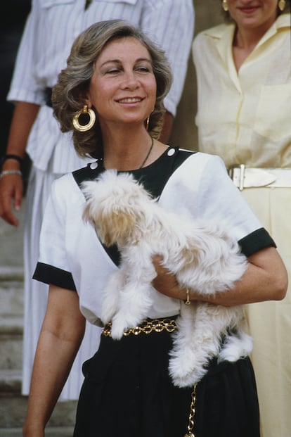 Los looks ochenteros de la reina Sofía son otro pozo de sabiduría estilística: falda a juego de la camiseta de algodón y accesorios dorados y rotundos.