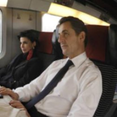 Sarkozy y su equipo, hoy en un tren camino a Lille, donde tenían previsto un mitin.