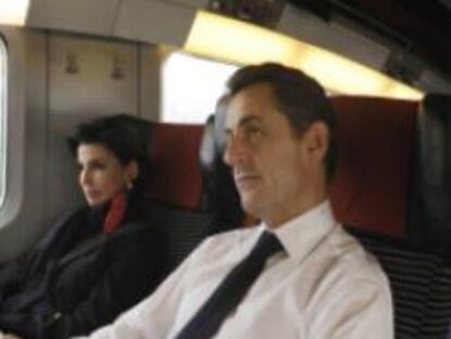 Sarkozy y su equipo, hoy en un tren camino a Lille, donde tenían previsto un mitin.